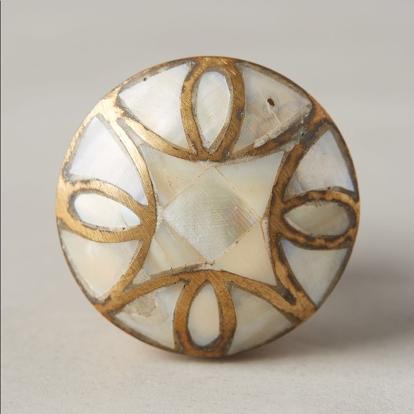 NWT Anthropologie Mother of Pearl 2 Knobs Sold Out - Picture 1 of 2
